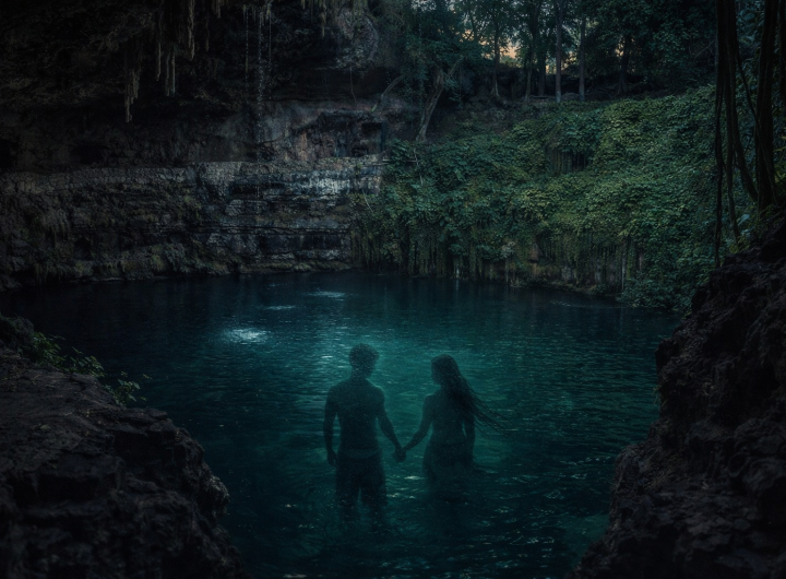 Cenote Zací al anochecer con siluetas espectrales de los amantes bajo el agua